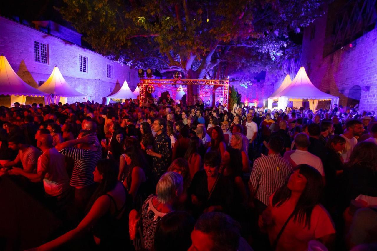 Tout Confort ! Climatisation, Centre-Ville, Parking, Terrasse, Wifi, Netflix Carcassonne Exterior foto